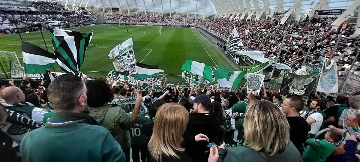Section 220 - Les Verts en Nord - Chaude ambiance dans le kop à Amiens - Octobre 2022