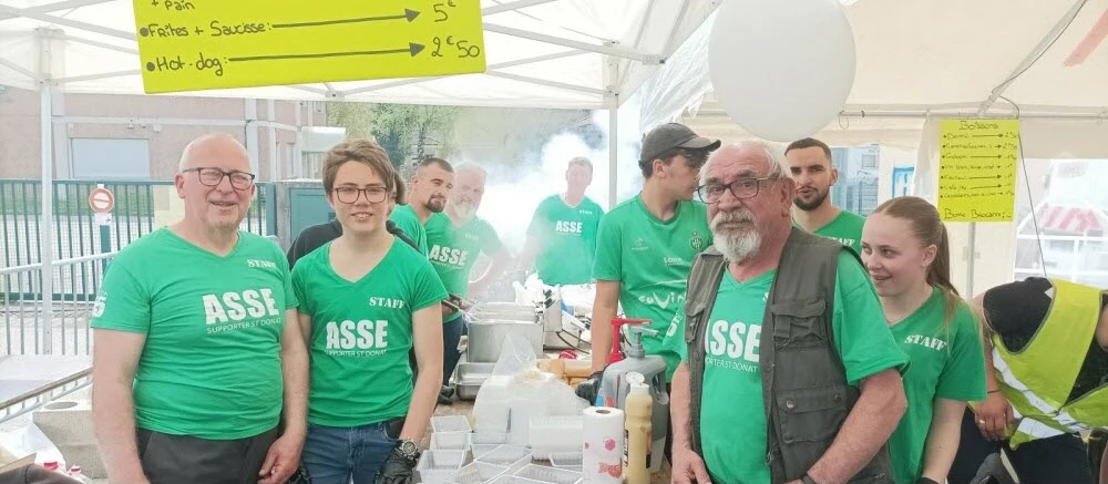 les-benevoles-ont-ete-debordes-mais-ont-fait-face-notamment-a-midi-ce-lundi-1681316384